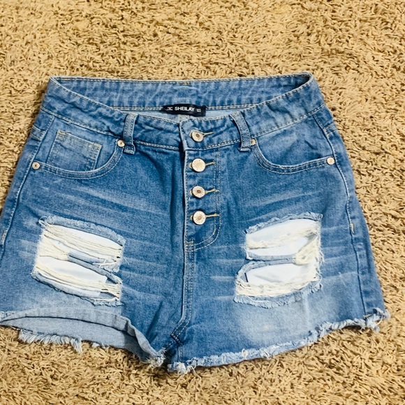 Distressed short - Picture 1 of 3